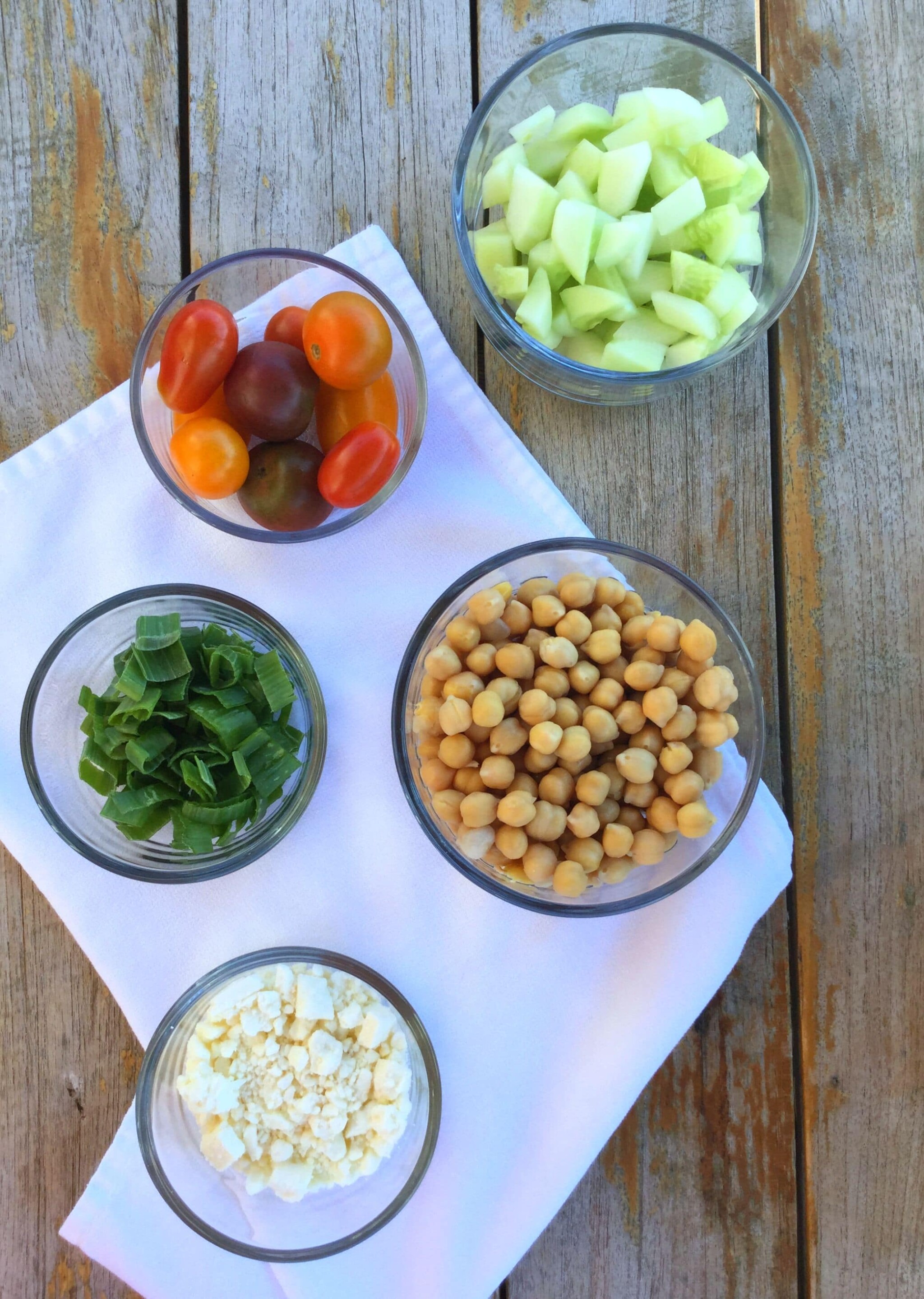 This mediterranean chickpea salad is a fantastic option if you want to try something new, delicious and that can provide you with great nutrition in a light yet satisfying meal.