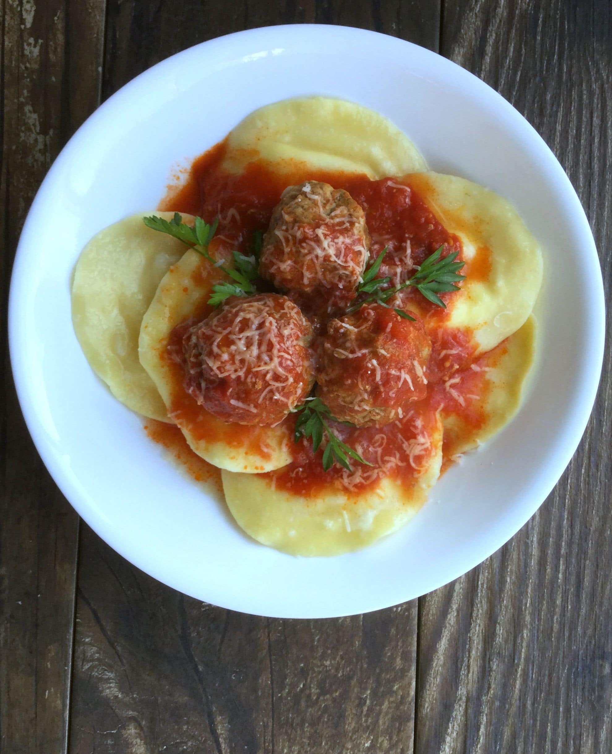 This is a delicious and classic italian recipe, meatballs made with hamburger meat, veal and pork.
