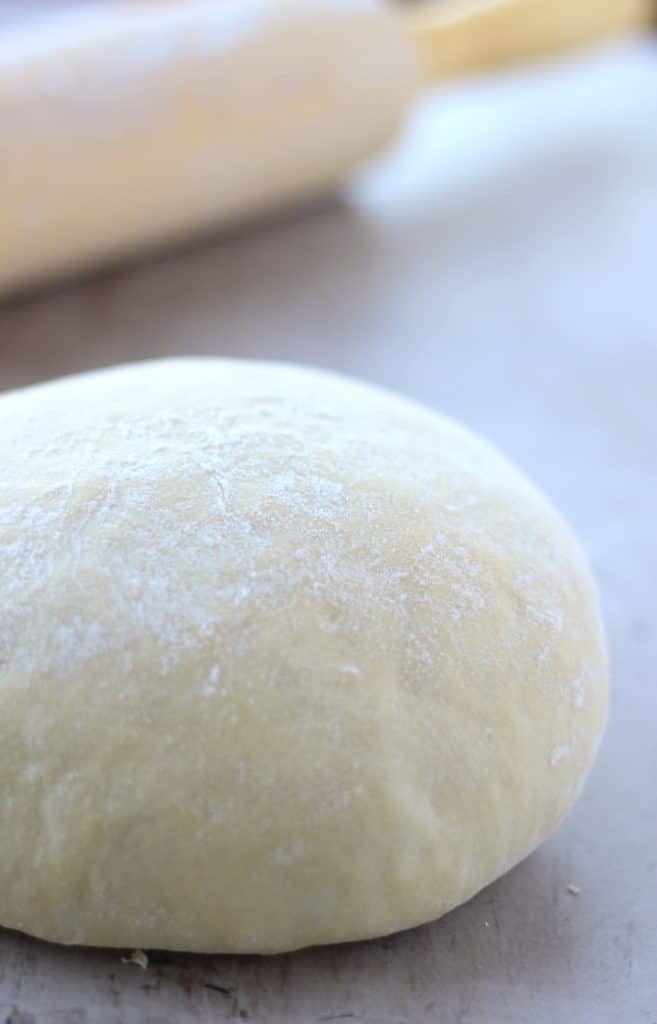 Learn the secrets to make the perfect pizza dough! This easy recipe is the base to your creation of awesome pizzas, flatbreads, garlic knots, Stromboli, fried dough an much more | gardeninthekitchen.com 