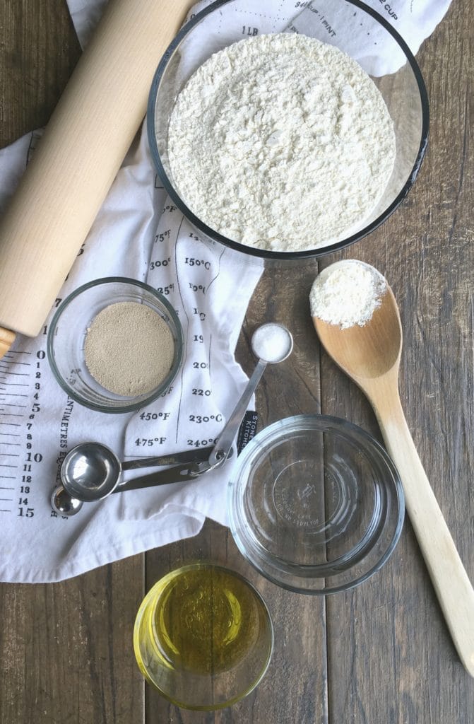 Learn the secrets to make the perfect pizza dough! This easy recipe is the base to your creation of awesome pizzas, flatbreads, garlic knots, Stromboli, fried dough an much more | gardeninthekitchen.com 