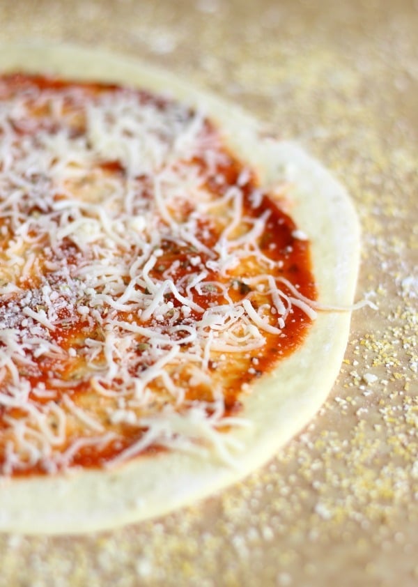 Making pizza is so much fun! This thin crust cheese pizza is light, delicious and everyone will enjoy it! | gardeninthekitchen.com